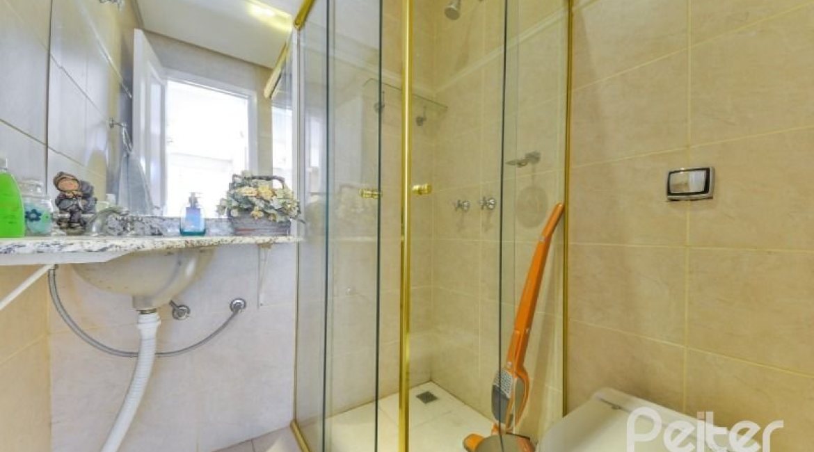 Casa à venda com 399m², 3 dormitórios, 3 suítes, 4 vagas, no bairro Nonoai em Porto Alegre