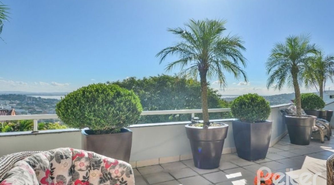 Casa à venda com 399m², 3 dormitórios, 3 suítes, 4 vagas, no bairro Nonoai em Porto Alegre