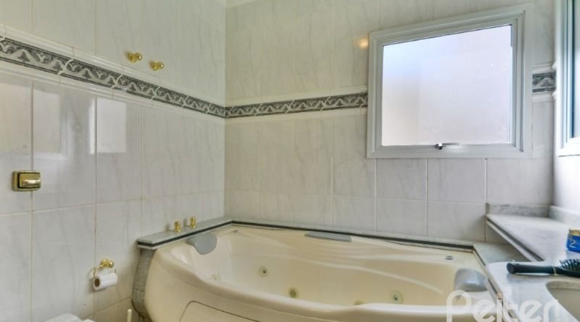 Casa à venda com 399m², 3 dormitórios, 3 suítes, 4 vagas, no bairro Nonoai em Porto Alegre