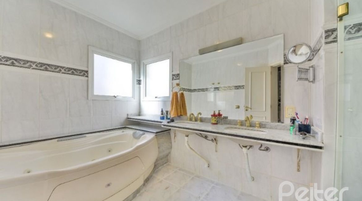 Casa à venda com 399m², 3 dormitórios, 3 suítes, 4 vagas, no bairro Nonoai em Porto Alegre