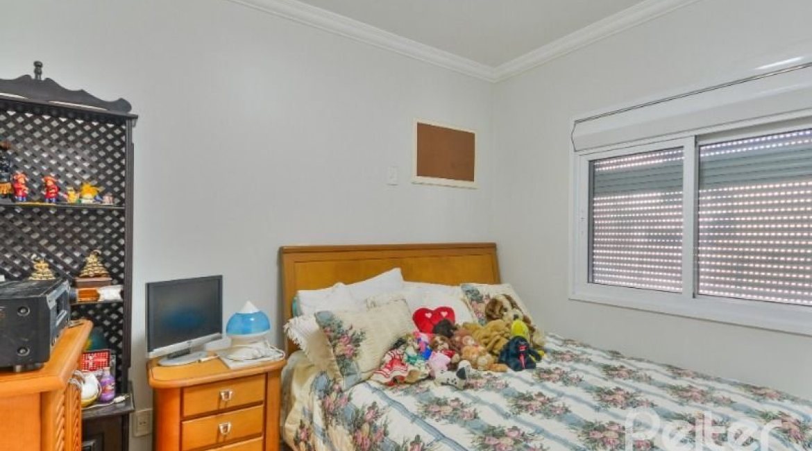 Casa à venda com 399m², 3 dormitórios, 3 suítes, 4 vagas, no bairro Nonoai em Porto Alegre