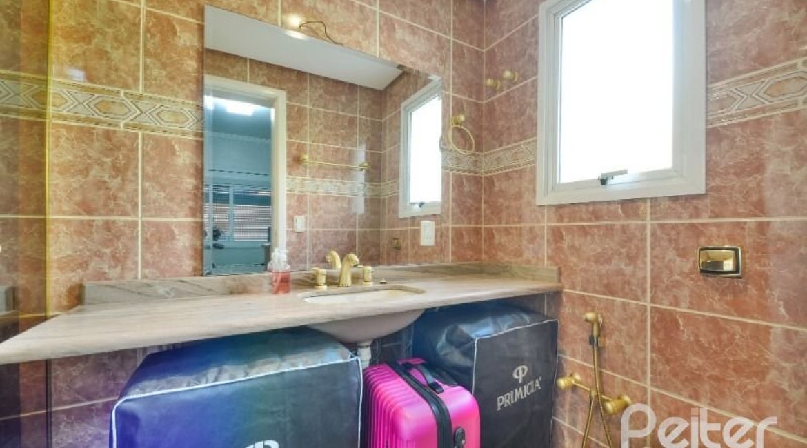 Casa à venda com 399m², 3 dormitórios, 3 suítes, 4 vagas, no bairro Nonoai em Porto Alegre