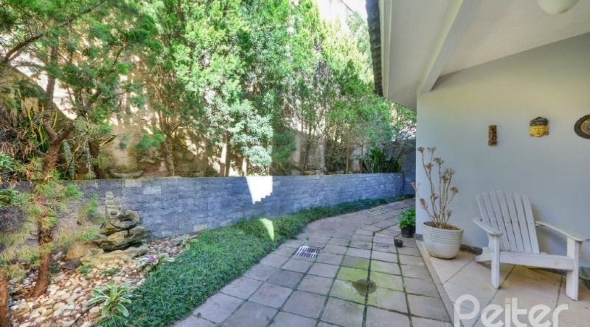 Casa à venda com 399m², 3 dormitórios, 3 suítes, 4 vagas, no bairro Nonoai em Porto Alegre