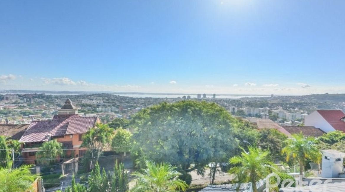 Casa à venda com 399m², 3 dormitórios, 3 suítes, 4 vagas, no bairro Nonoai em Porto Alegre