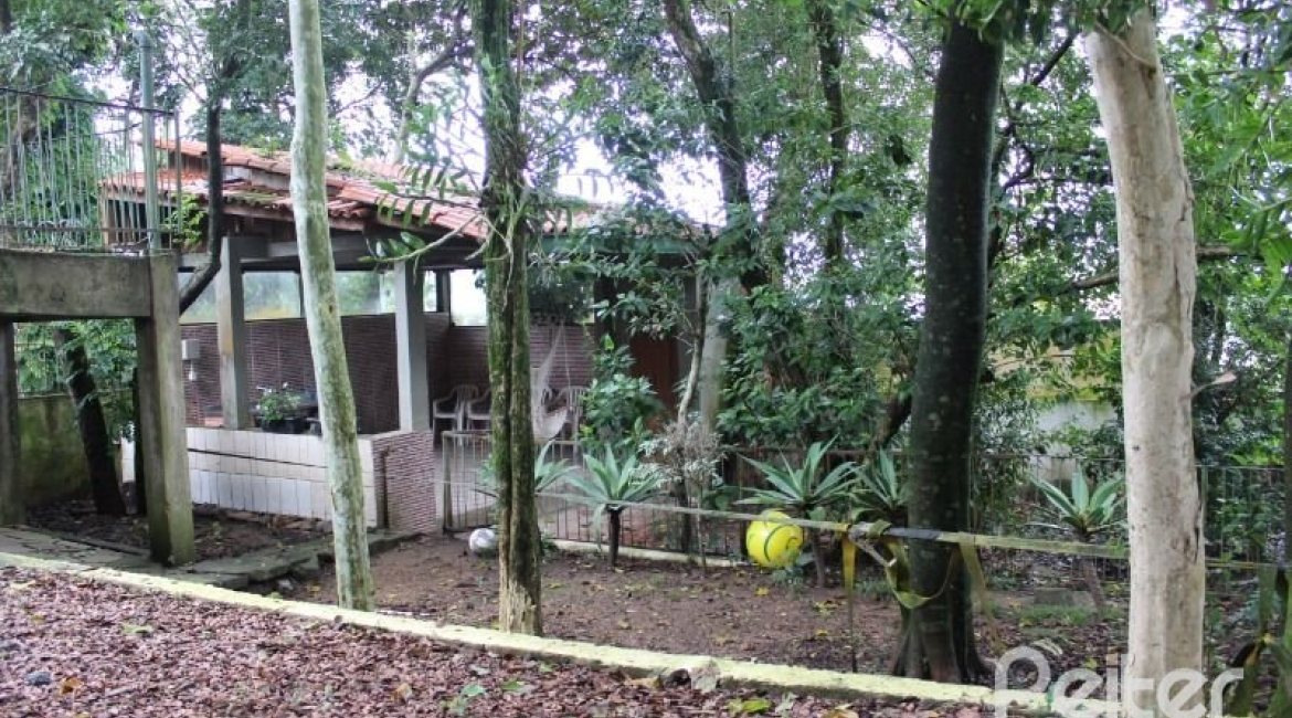 Casa à venda com 354m², 3 dormitórios, 2 suítes, 4 vagas, no bairro Ipanema em Porto Alegre