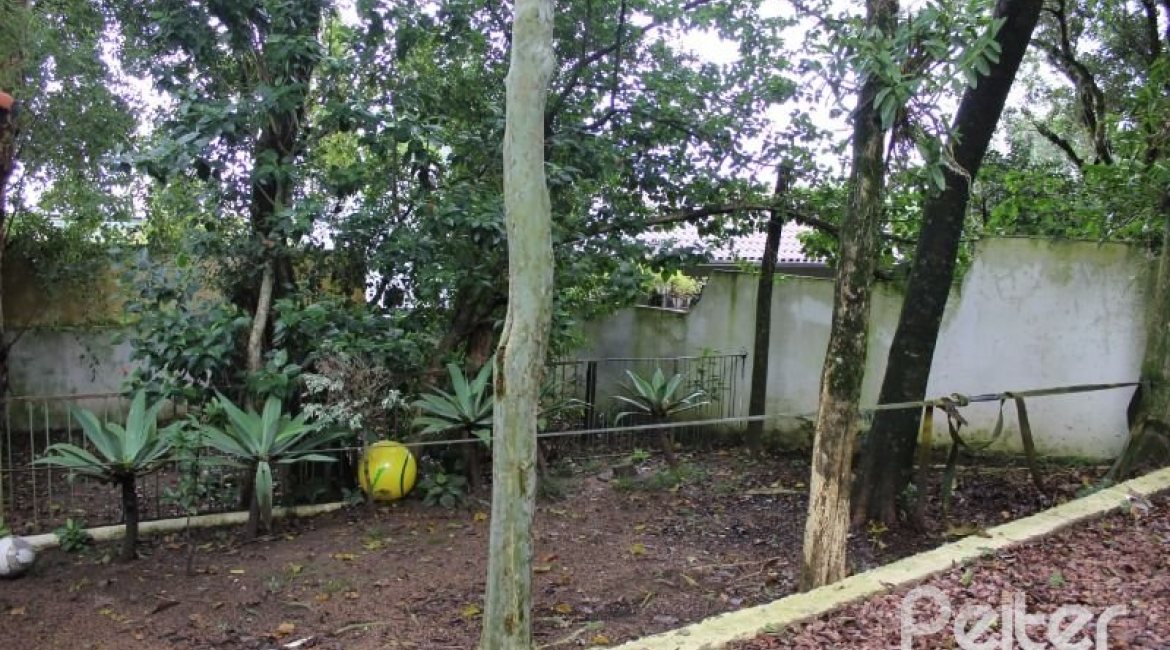 Casa à venda com 354m², 3 dormitórios, 2 suítes, 4 vagas, no bairro Ipanema em Porto Alegre