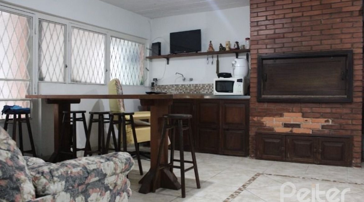 Casa à venda com 354m², 3 dormitórios, 2 suítes, 4 vagas, no bairro Ipanema em Porto Alegre