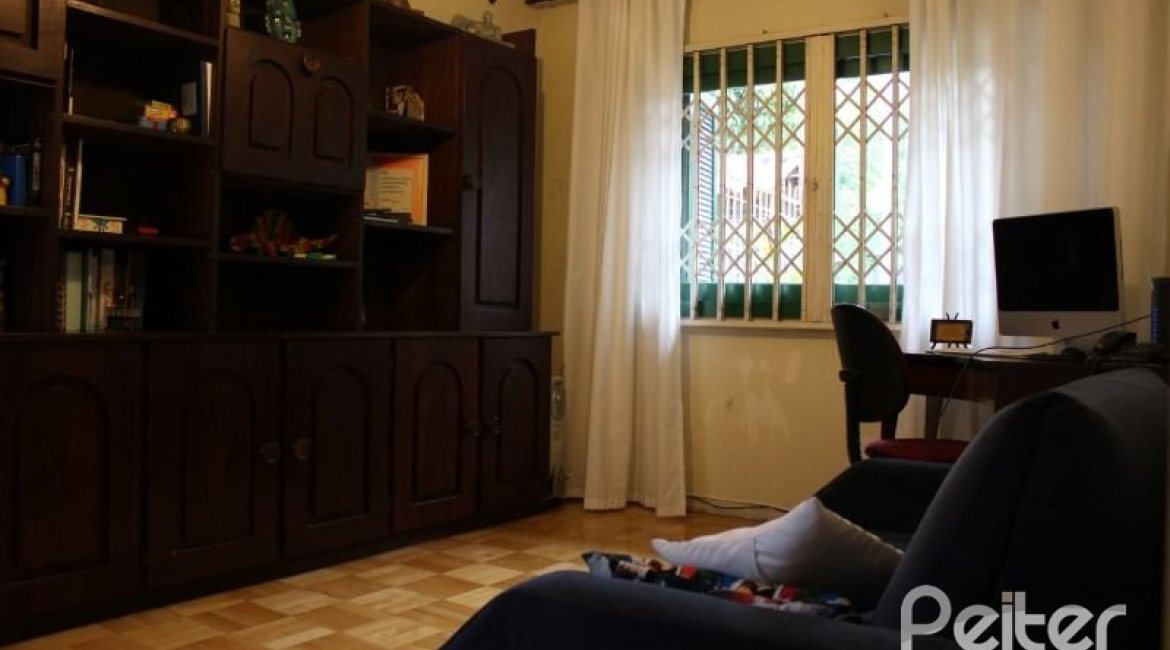 Casa à venda com 354m², 3 dormitórios, 2 suítes, 4 vagas, no bairro Ipanema em Porto Alegre