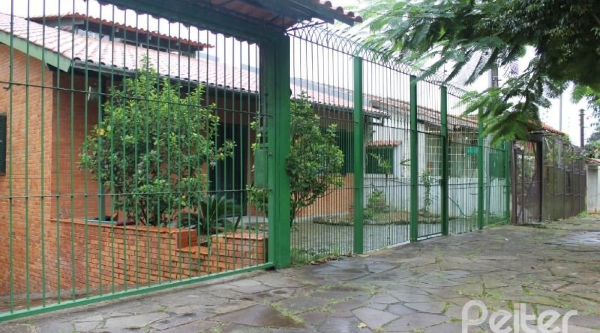 Casa à venda com 354m², 3 dormitórios, 2 suítes, 4 vagas, no bairro Ipanema em Porto Alegre