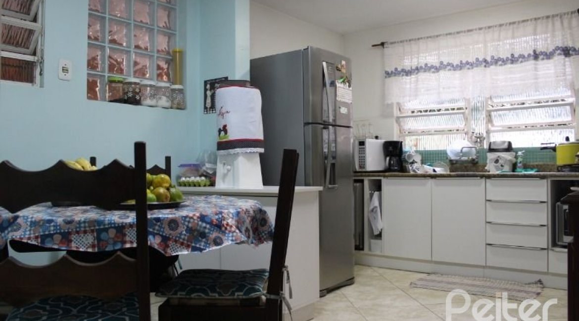 Casa à venda com 354m², 3 dormitórios, 2 suítes, 4 vagas, no bairro Ipanema em Porto Alegre