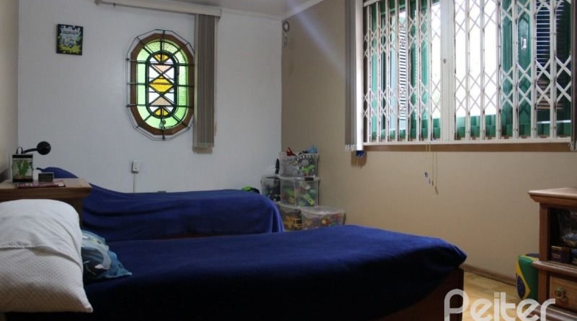 Casa à venda com 354m², 3 dormitórios, 2 suítes, 4 vagas, no bairro Ipanema em Porto Alegre