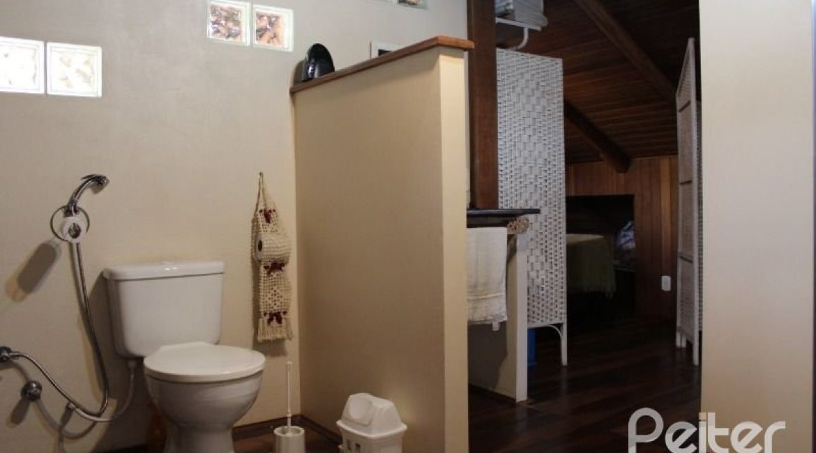 Casa à venda com 354m², 3 dormitórios, 2 suítes, 4 vagas, no bairro Ipanema em Porto Alegre