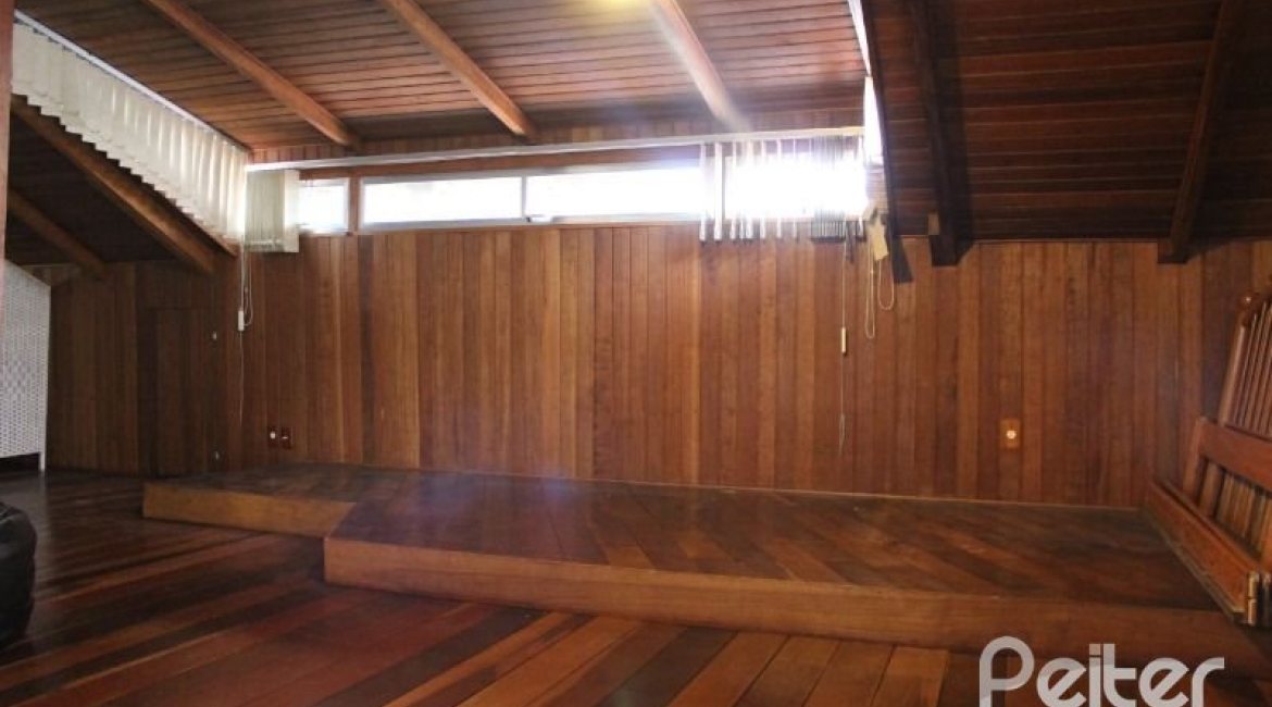 Casa à venda com 354m², 3 dormitórios, 2 suítes, 4 vagas, no bairro Ipanema em Porto Alegre