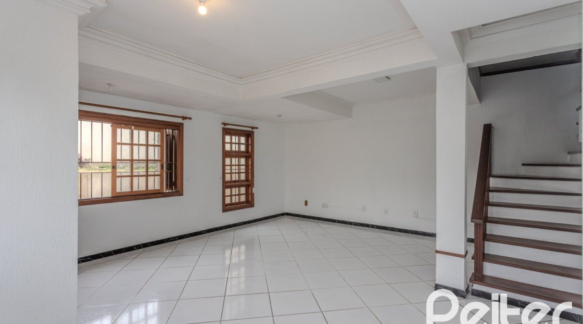 Casa à venda com 309m², 4 dormitórios, 1 suíte, 3 vagas, no bairro Teresópolis em Porto Alegre