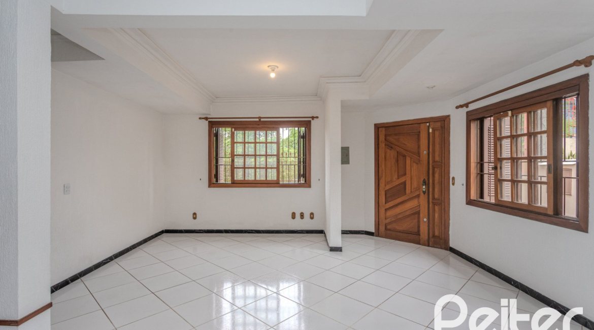 Casa à venda com 309m², 4 dormitórios, 1 suíte, 3 vagas, no bairro Teresópolis em Porto Alegre