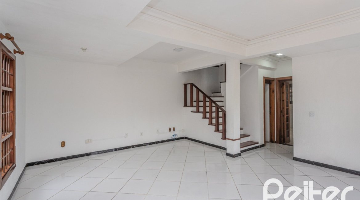 Casa à venda com 309m², 4 dormitórios, 1 suíte, 3 vagas, no bairro Teresópolis em Porto Alegre