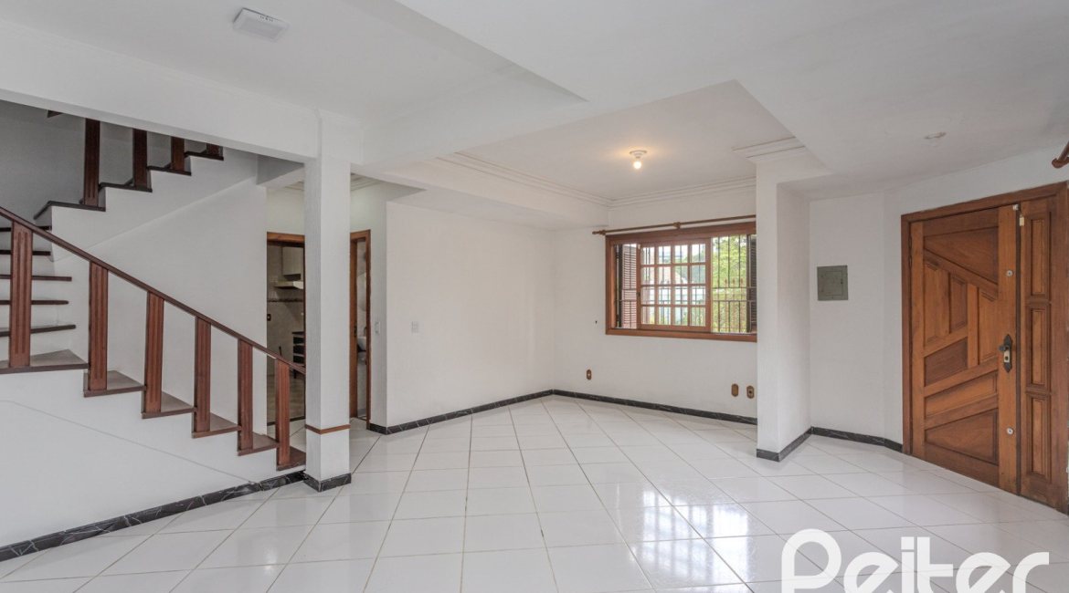 Casa à venda com 309m², 4 dormitórios, 1 suíte, 3 vagas, no bairro Teresópolis em Porto Alegre