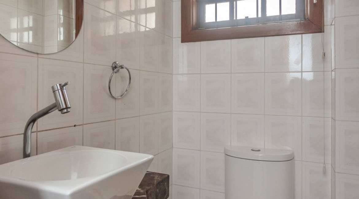 Casa à venda com 309m², 4 dormitórios, 1 suíte, 3 vagas, no bairro Teresópolis em Porto Alegre