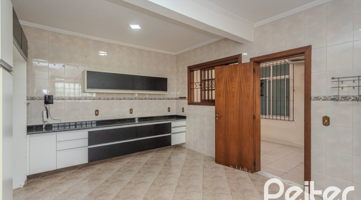 Casa à venda com 309m², 4 dormitórios, 1 suíte, 3 vagas, no bairro Teresópolis em Porto Alegre