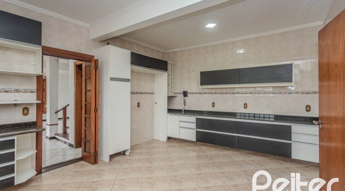 Casa à venda com 309m², 4 dormitórios, 1 suíte, 3 vagas, no bairro Teresópolis em Porto Alegre