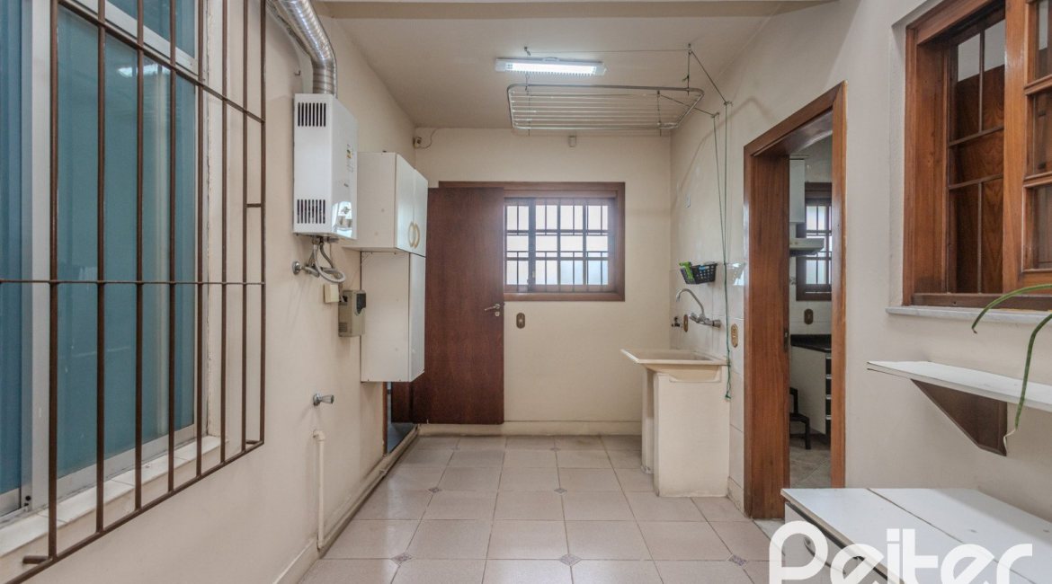 Casa à venda com 309m², 4 dormitórios, 1 suíte, 3 vagas, no bairro Teresópolis em Porto Alegre