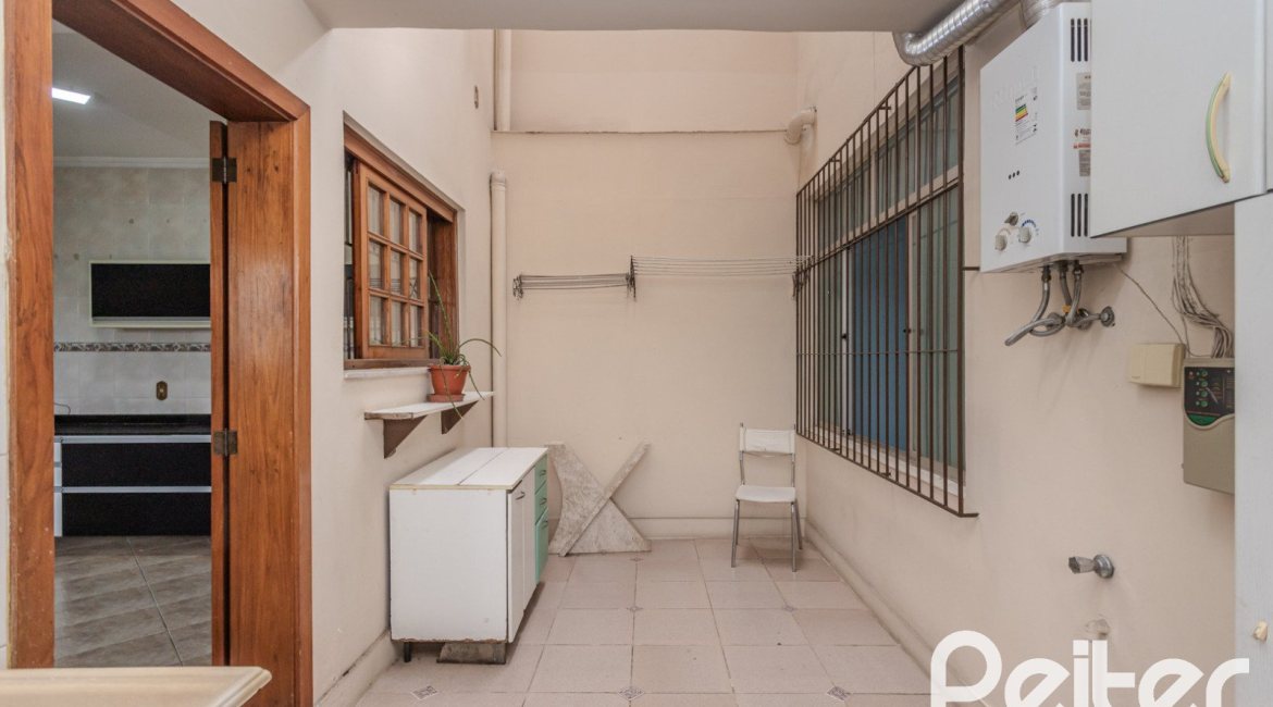 Casa à venda com 309m², 4 dormitórios, 1 suíte, 3 vagas, no bairro Teresópolis em Porto Alegre