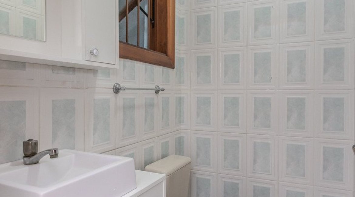 Casa à venda com 309m², 4 dormitórios, 1 suíte, 3 vagas, no bairro Teresópolis em Porto Alegre