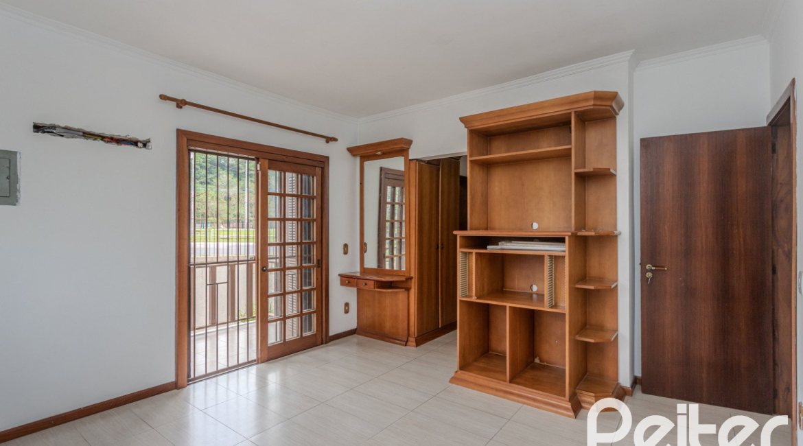 Casa à venda com 309m², 4 dormitórios, 1 suíte, 3 vagas, no bairro Teresópolis em Porto Alegre