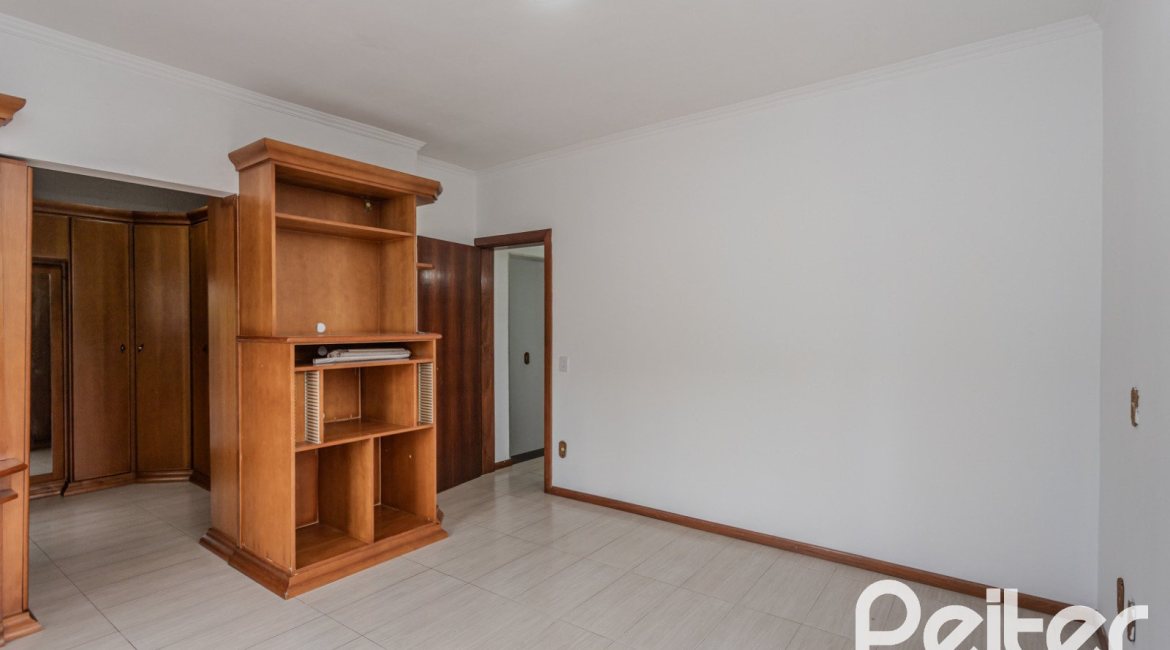 Casa à venda com 309m², 4 dormitórios, 1 suíte, 3 vagas, no bairro Teresópolis em Porto Alegre
