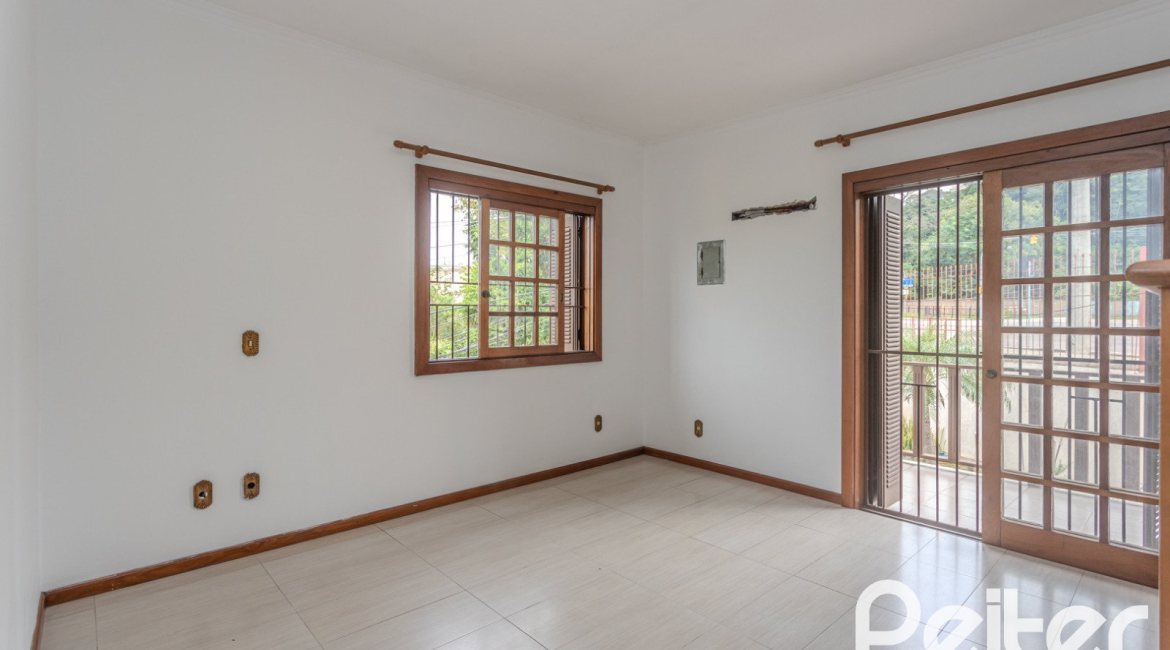 Casa à venda com 309m², 4 dormitórios, 1 suíte, 3 vagas, no bairro Teresópolis em Porto Alegre