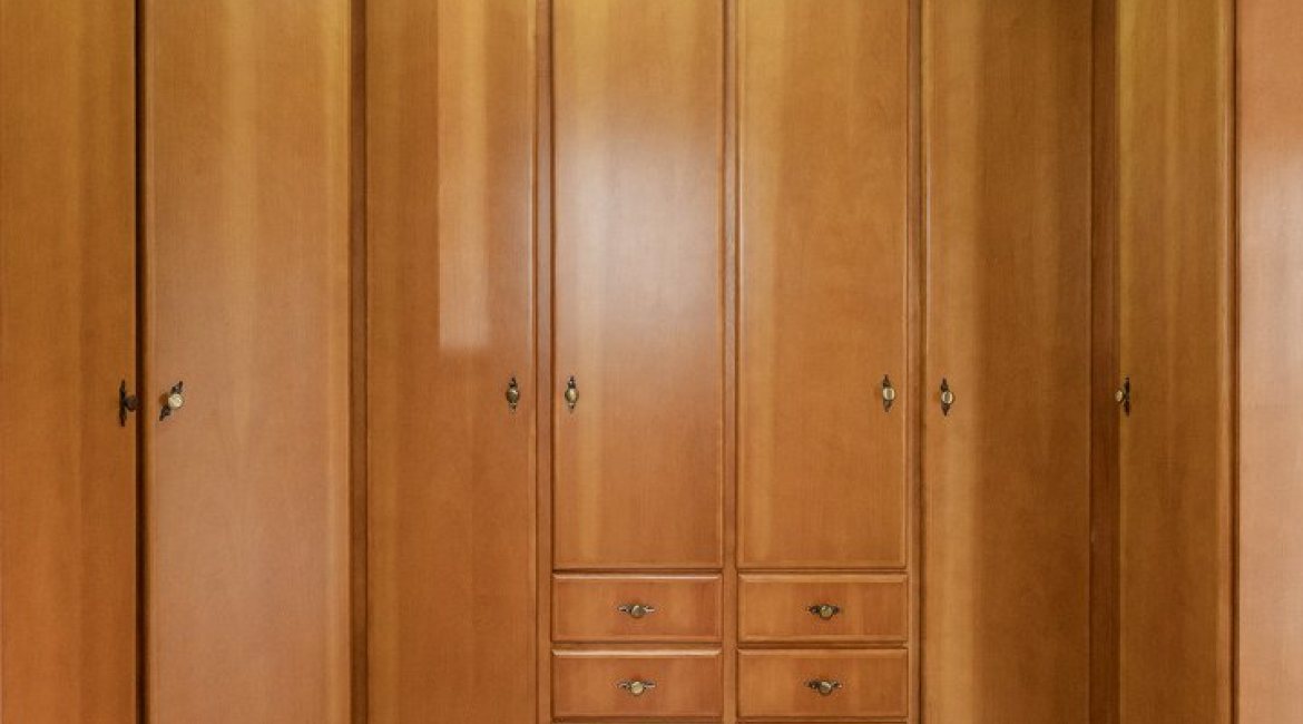 Casa à venda com 309m², 4 dormitórios, 1 suíte, 3 vagas, no bairro Teresópolis em Porto Alegre