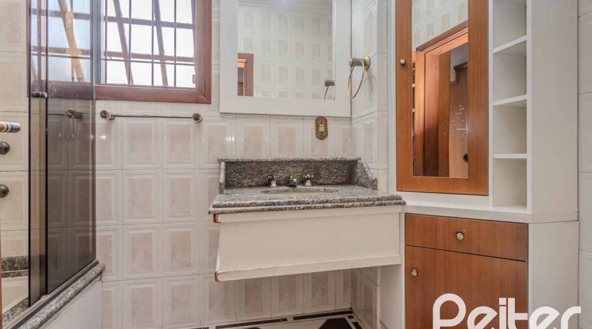 Casa à venda com 309m², 4 dormitórios, 1 suíte, 3 vagas, no bairro Teresópolis em Porto Alegre