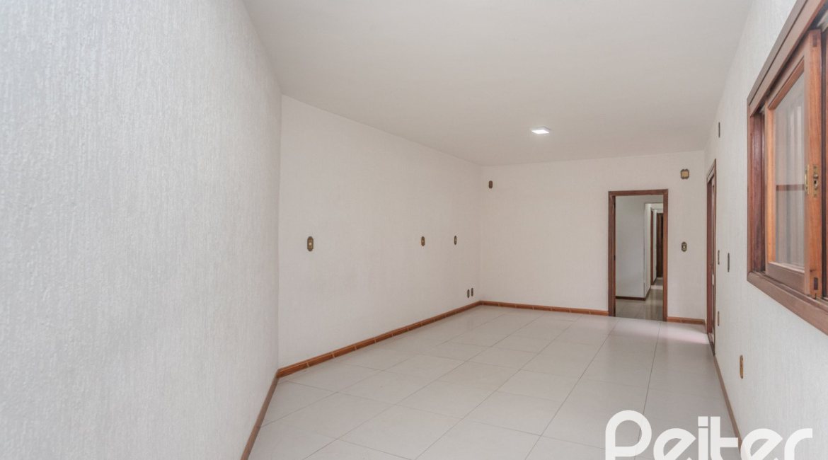 Casa à venda com 309m², 4 dormitórios, 1 suíte, 3 vagas, no bairro Teresópolis em Porto Alegre