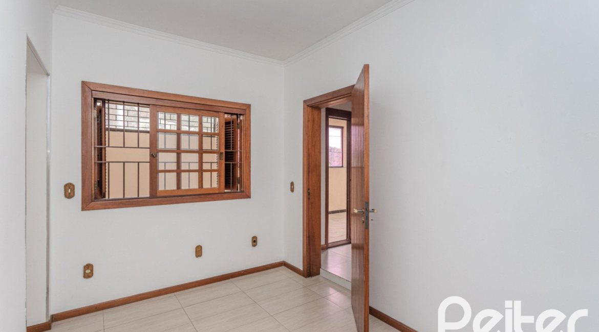 Casa à venda com 309m², 4 dormitórios, 1 suíte, 3 vagas, no bairro Teresópolis em Porto Alegre