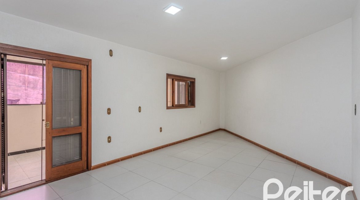 Casa à venda com 309m², 4 dormitórios, 1 suíte, 3 vagas, no bairro Teresópolis em Porto Alegre