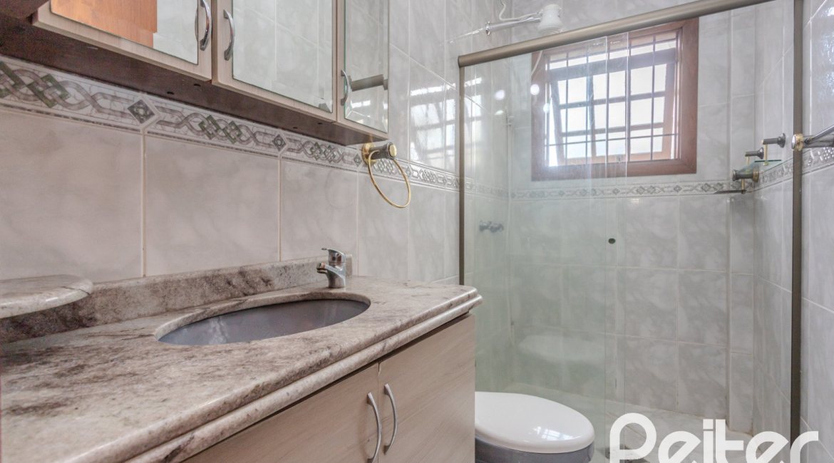 Casa à venda com 309m², 4 dormitórios, 1 suíte, 3 vagas, no bairro Teresópolis em Porto Alegre