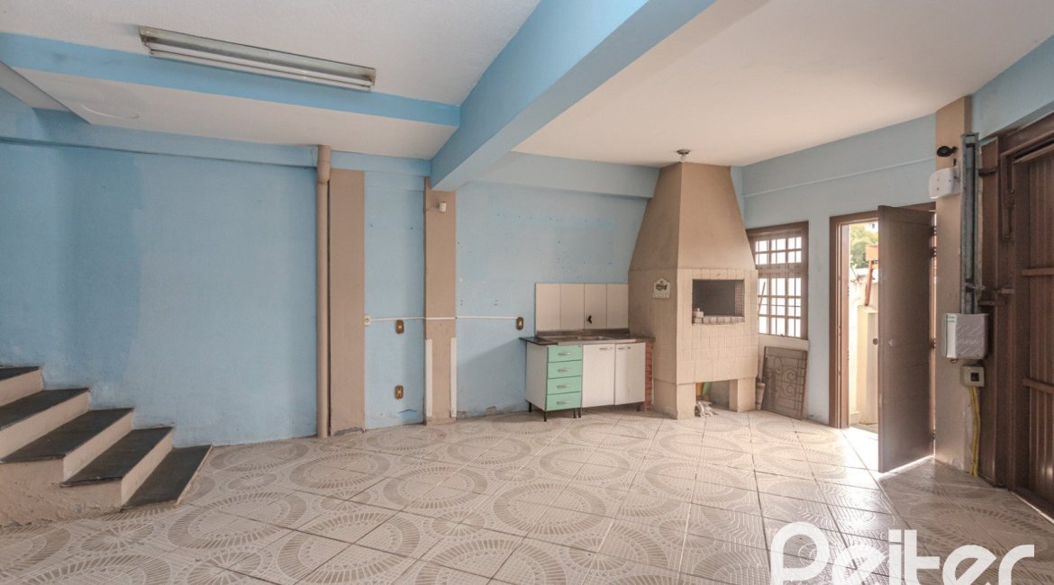 Casa à venda com 309m², 4 dormitórios, 1 suíte, 3 vagas, no bairro Teresópolis em Porto Alegre