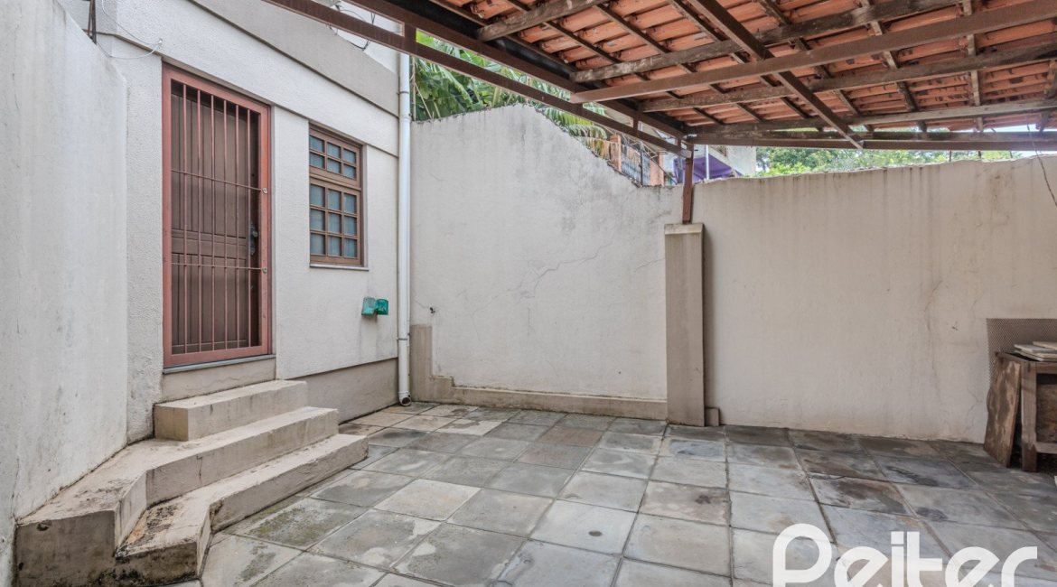 Casa à venda com 309m², 4 dormitórios, 1 suíte, 3 vagas, no bairro Teresópolis em Porto Alegre