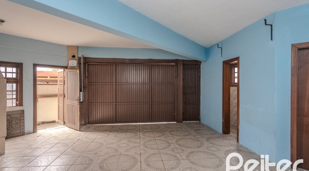 Casa à venda com 309m², 4 dormitórios, 1 suíte, 3 vagas, no bairro Teresópolis em Porto Alegre