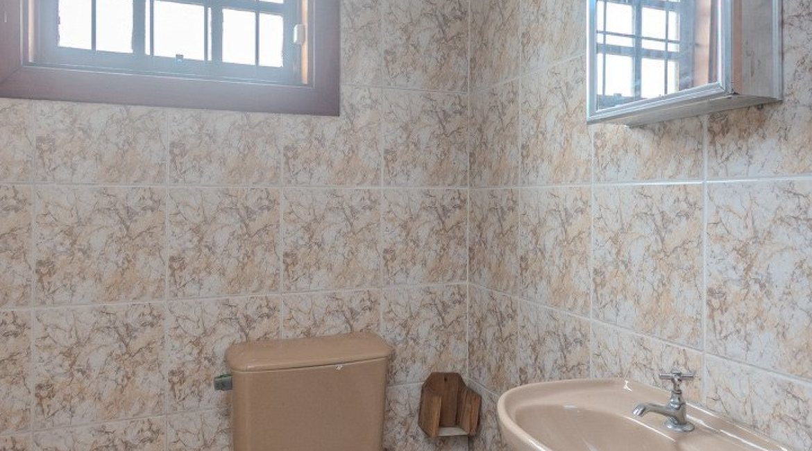 Casa à venda com 309m², 4 dormitórios, 1 suíte, 3 vagas, no bairro Teresópolis em Porto Alegre