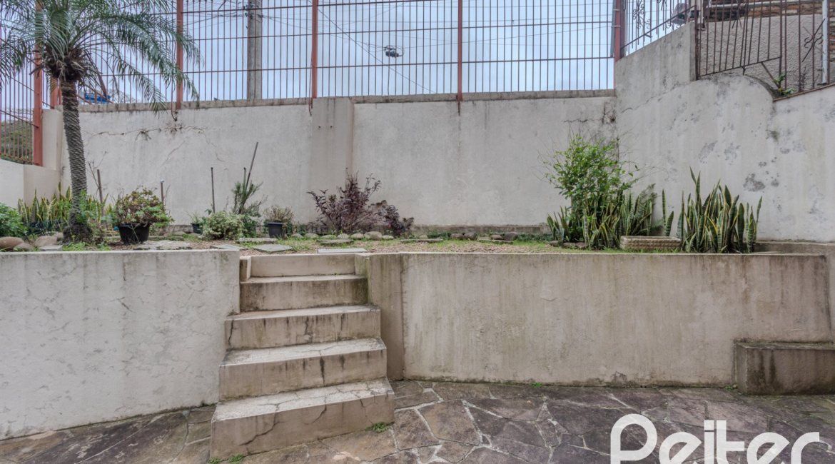 Casa à venda com 309m², 4 dormitórios, 1 suíte, 3 vagas, no bairro Teresópolis em Porto Alegre