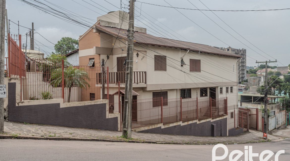 Comercial à venda com 309m², 4 dormitórios, 1 suíte, 3 vagas, no bairro Teresópolis em Porto Alegre