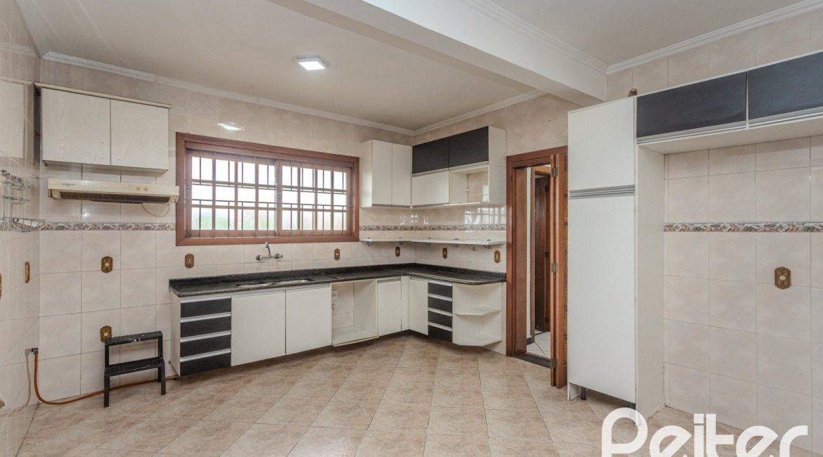 Comercial à venda com 309m², 4 dormitórios, 1 suíte, 3 vagas, no bairro Teresópolis em Porto Alegre
