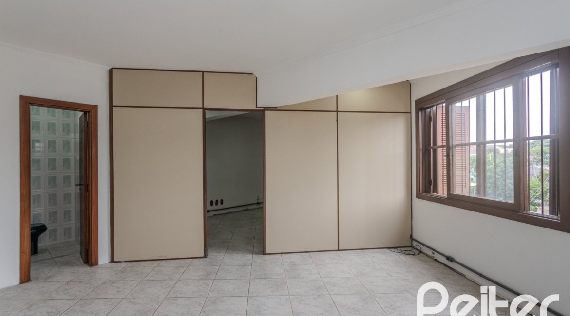 Comercial à venda com 309m², 4 dormitórios, 1 suíte, 3 vagas, no bairro Teresópolis em Porto Alegre