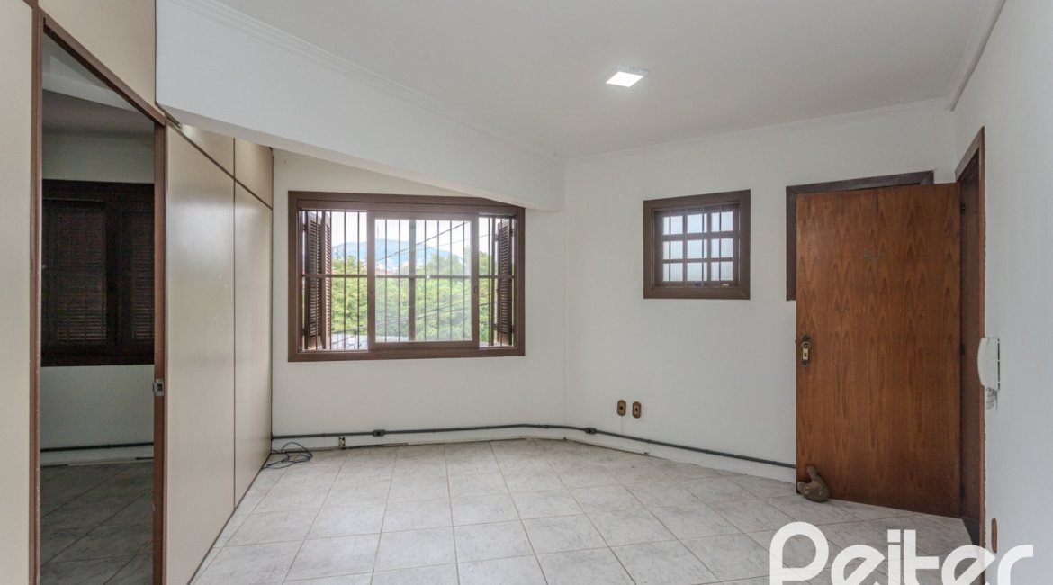 Comercial à venda com 309m², 4 dormitórios, 1 suíte, 3 vagas, no bairro Teresópolis em Porto Alegre