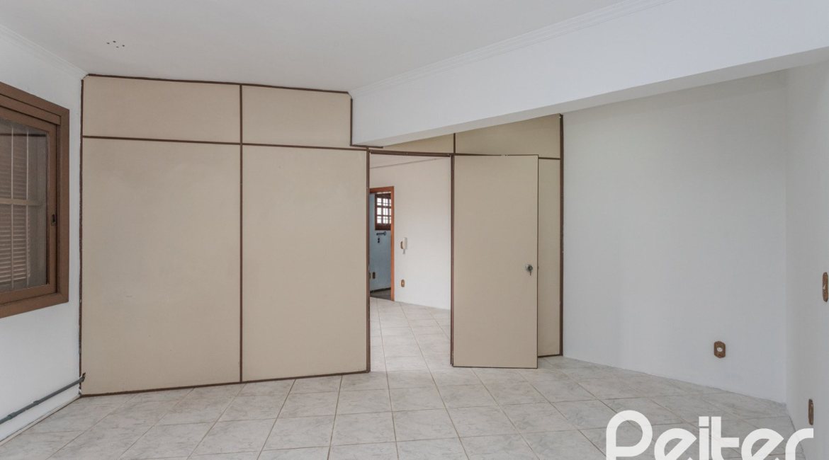Comercial à venda com 309m², 4 dormitórios, 1 suíte, 3 vagas, no bairro Teresópolis em Porto Alegre