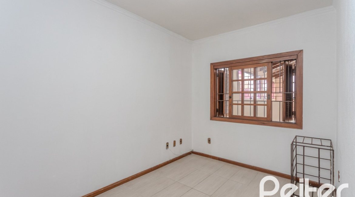 Comercial à venda com 309m², 4 dormitórios, 1 suíte, 3 vagas, no bairro Teresópolis em Porto Alegre