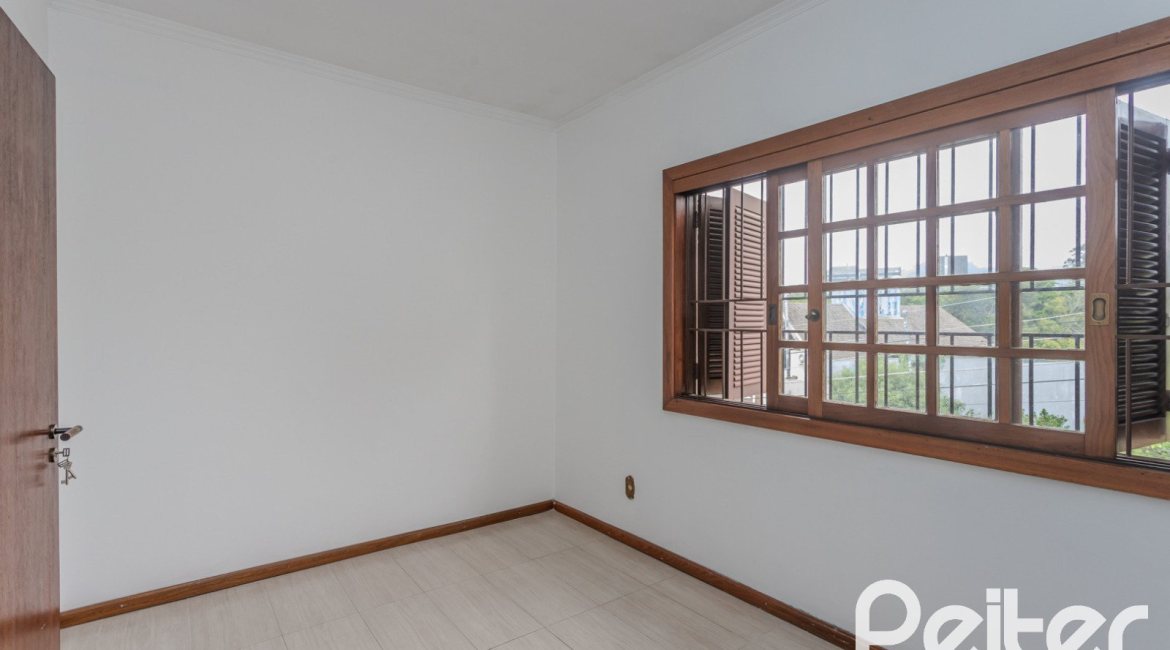 Comercial à venda com 309m², 4 dormitórios, 1 suíte, 3 vagas, no bairro Teresópolis em Porto Alegre