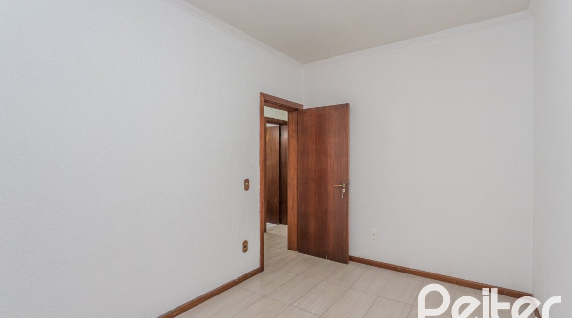 Comercial à venda com 309m², 4 dormitórios, 1 suíte, 3 vagas, no bairro Teresópolis em Porto Alegre