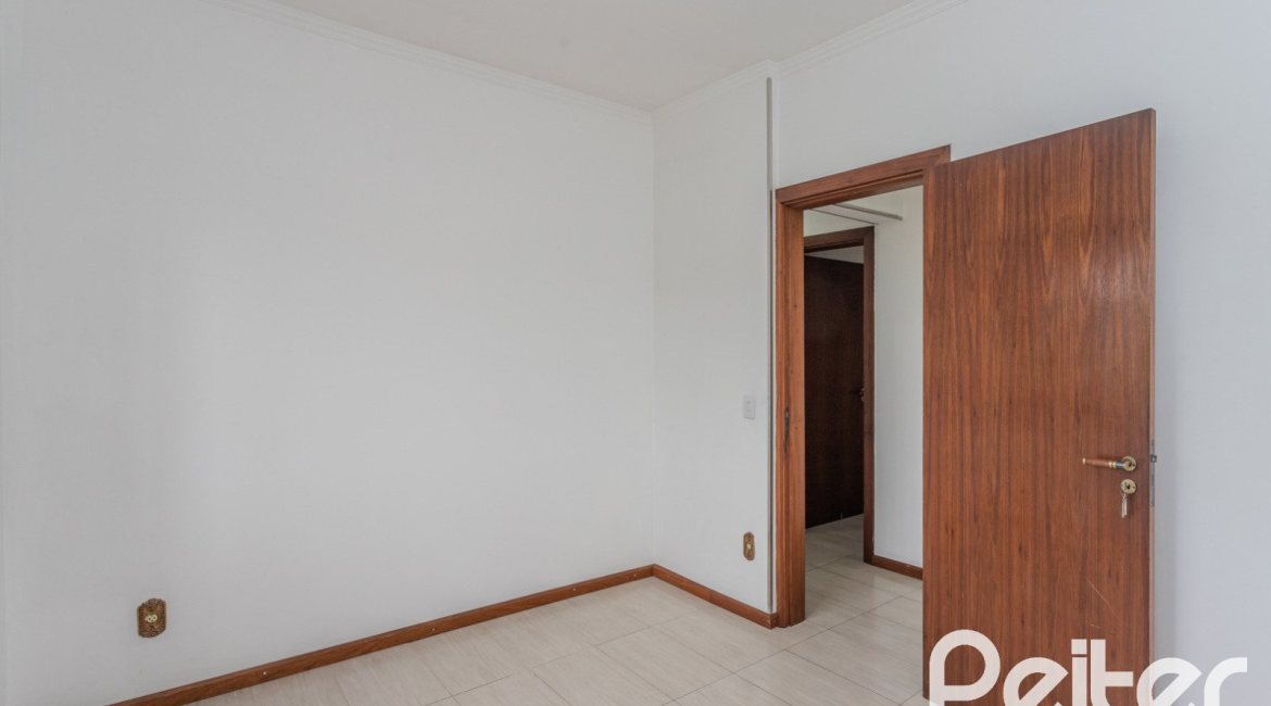 Comercial à venda com 309m², 4 dormitórios, 1 suíte, 3 vagas, no bairro Teresópolis em Porto Alegre